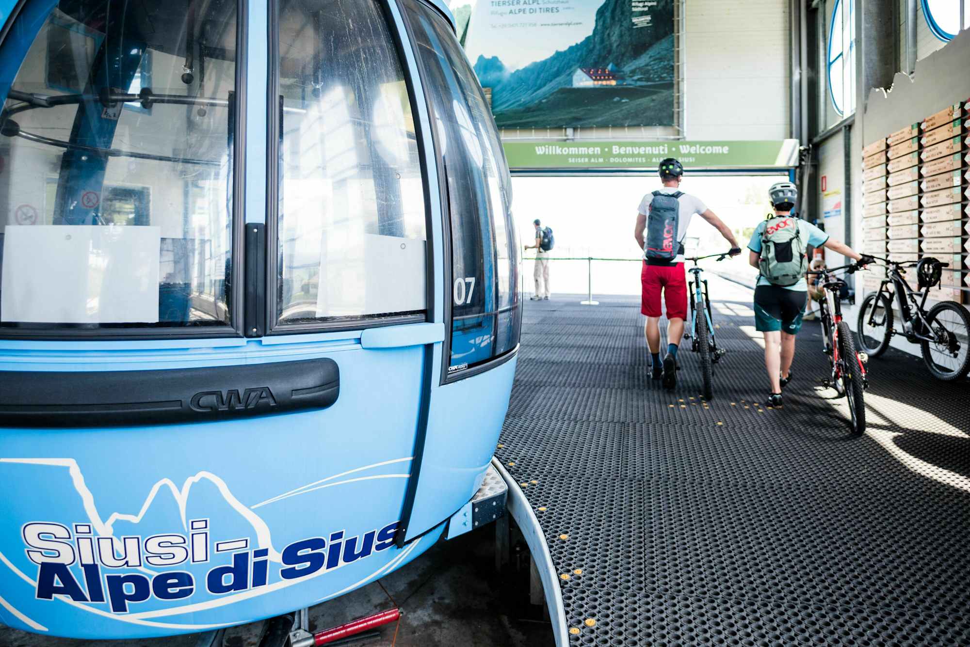 Die Seilbahn bringt die Biker von Seis auf die Seiser Alm